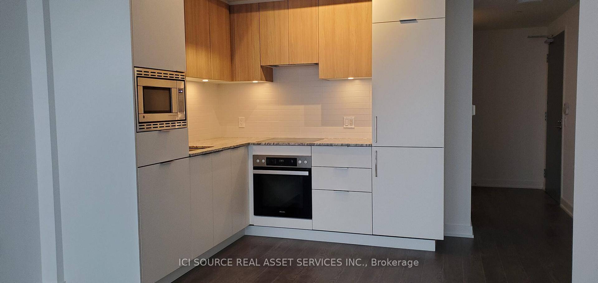 New luxury 1 bedroom Rodeo Drive condo at the stylish Shops at Don Mills.