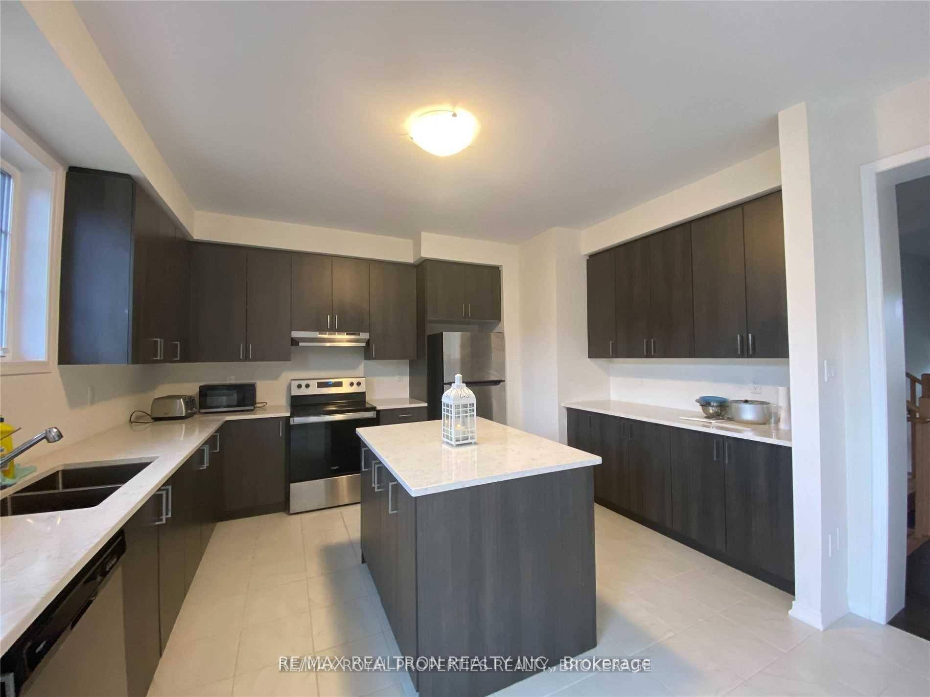 Beautiful end unit townhouse available for lease !