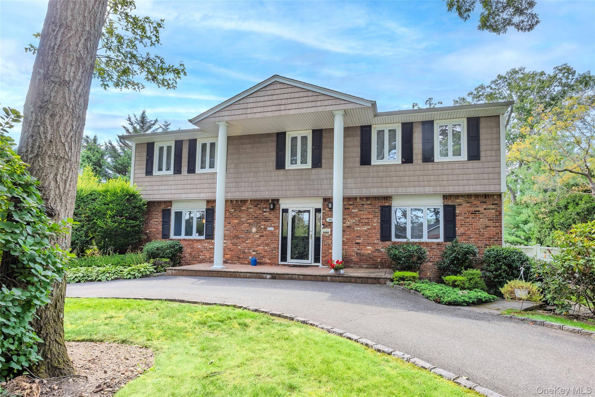 Welcome to this stunning oversized Splanch tucked away on a private cul de sac with beautiful curb appeal and a circular driveway.