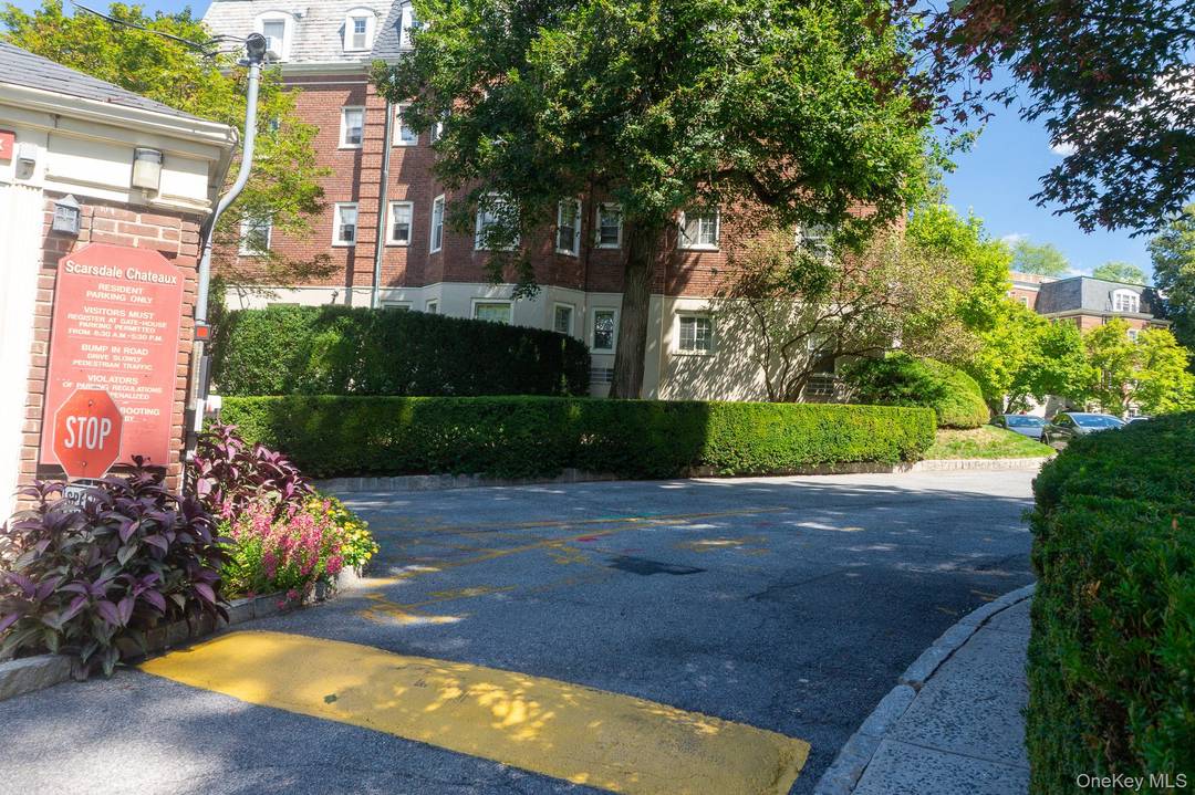 One Bedroom Co op in Scarsdale Village that can be easily converted to two bedroom apartment.