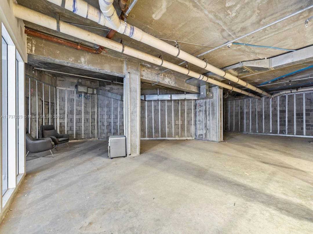 Stunning 1200 sq ft Prime Commercial retail space in the exclusive Sail on Brickell, Surrounded by upscale Condos, Shopping, Hotels and Stores.