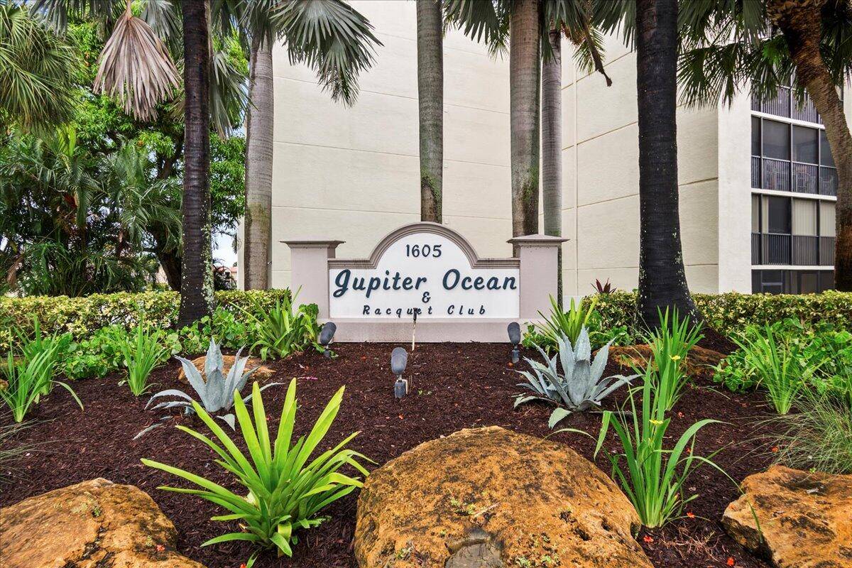 Updated first floor 1 bedroom 1 and half baths over looking the lake, fully furnished turn key, steps to the beach, community offers tennis club and pools and pet friendly, ...
