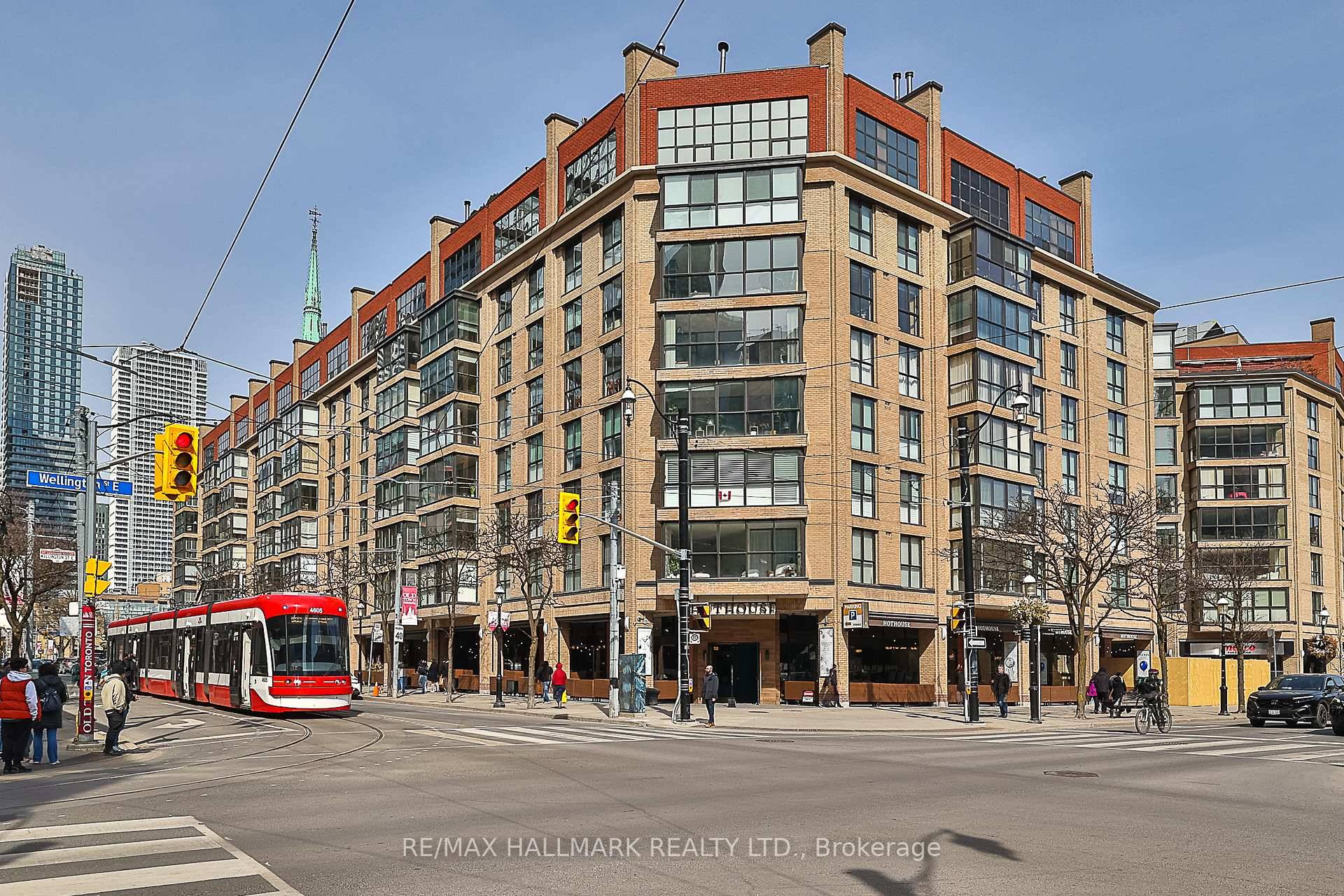 This bright and spacious Market Square condo features an inviting open concept layout, ideal for both relaxing at home and entertaining guests.