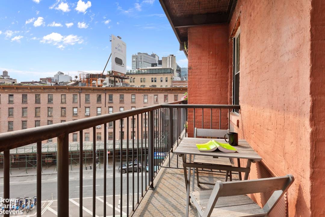 Iconic address meets private balcony living Nestled at the crossroads of the meatpacking district, West village and Chelsea ; this 572sf, one bedroom one bathroom condo with a private balcony ...