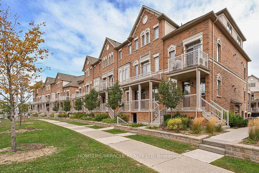 Gorgeous End Unit Townhouse Move In Ready !