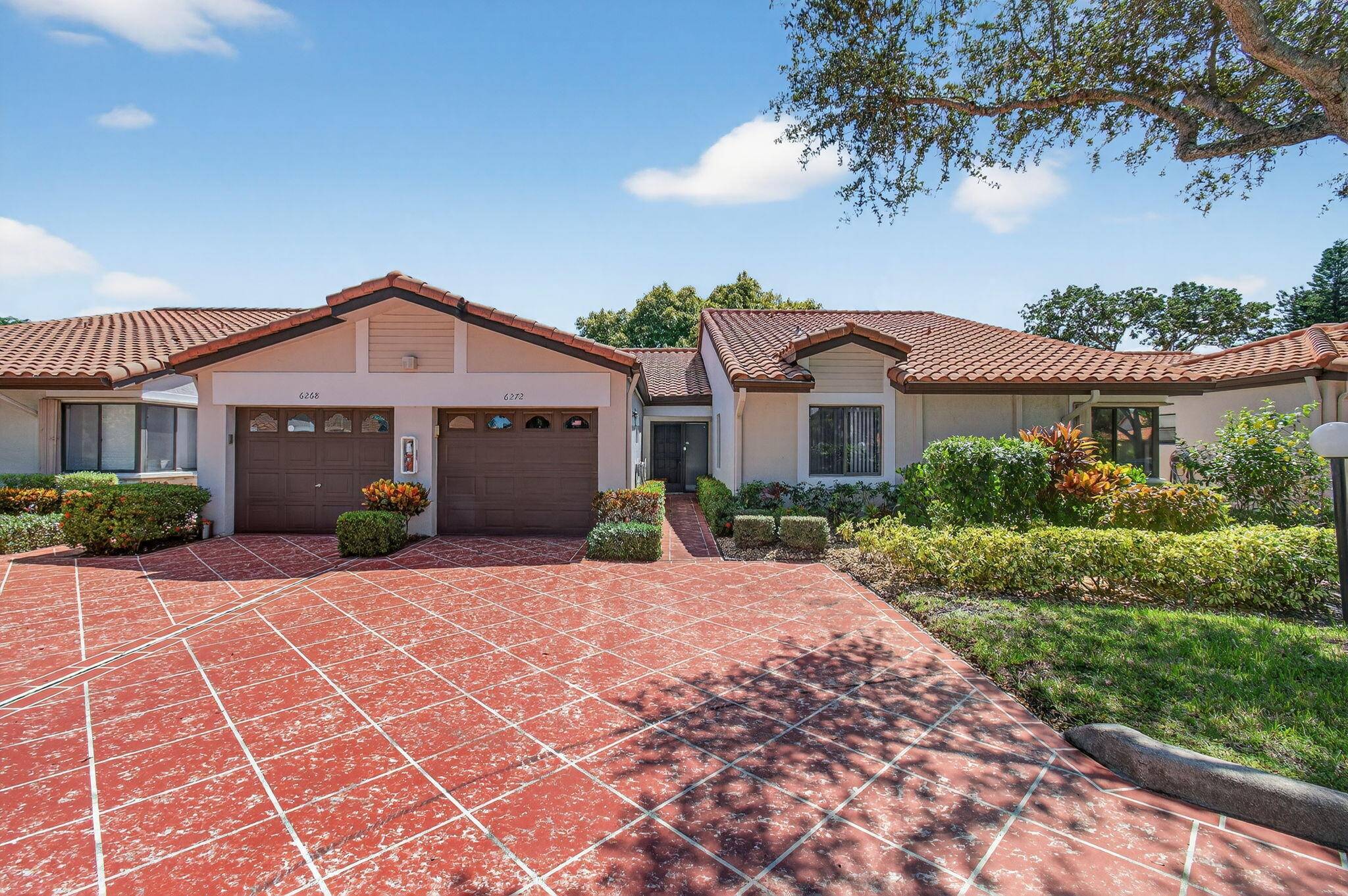 Bright Airy Villa in 55 Gated Community West Delray BeachBeautifully maintained villa w southern exposure in a resort style 55 community.