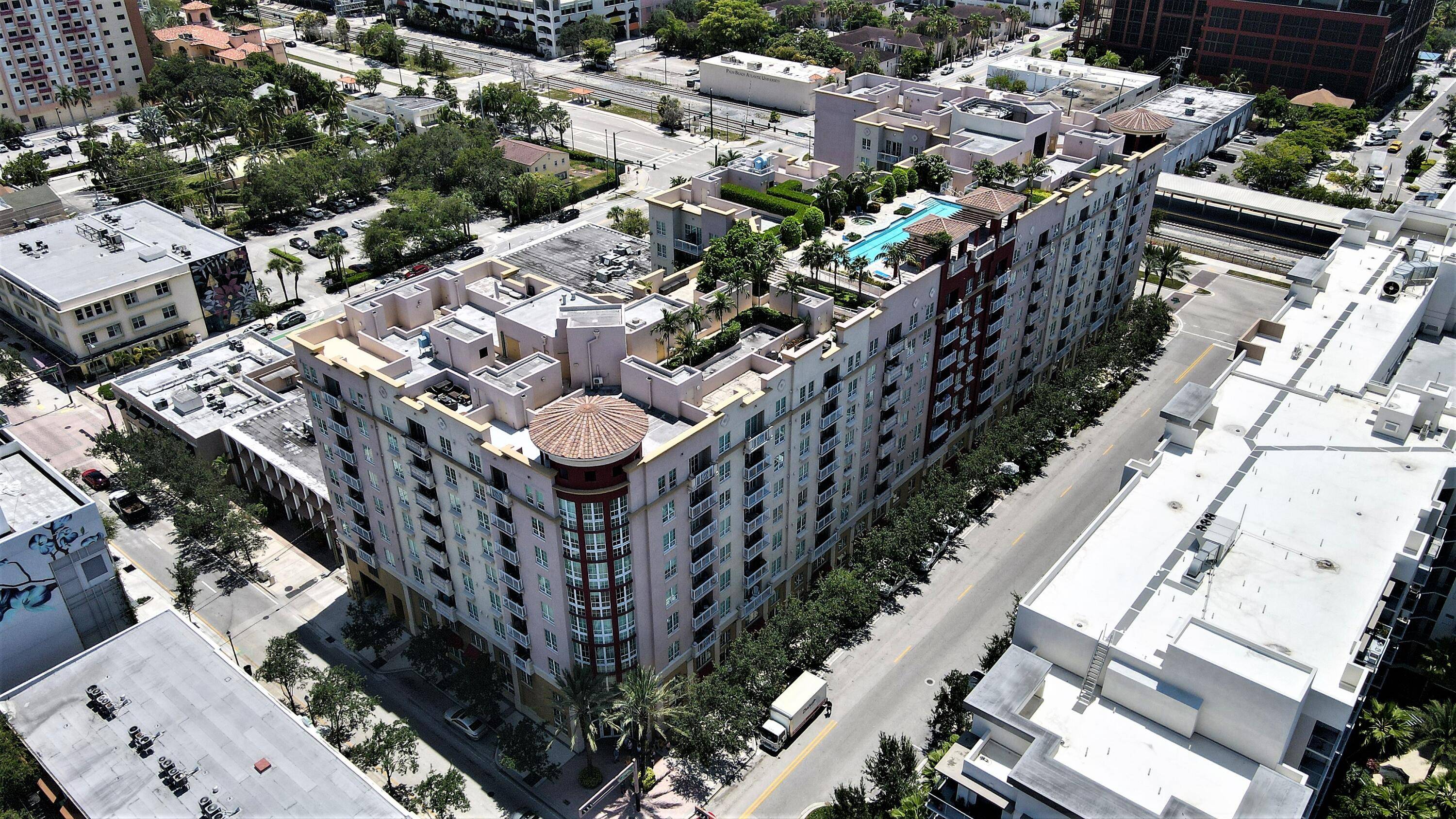 This stunning 6th floor condo boasts vibrant city views and modern finishes.