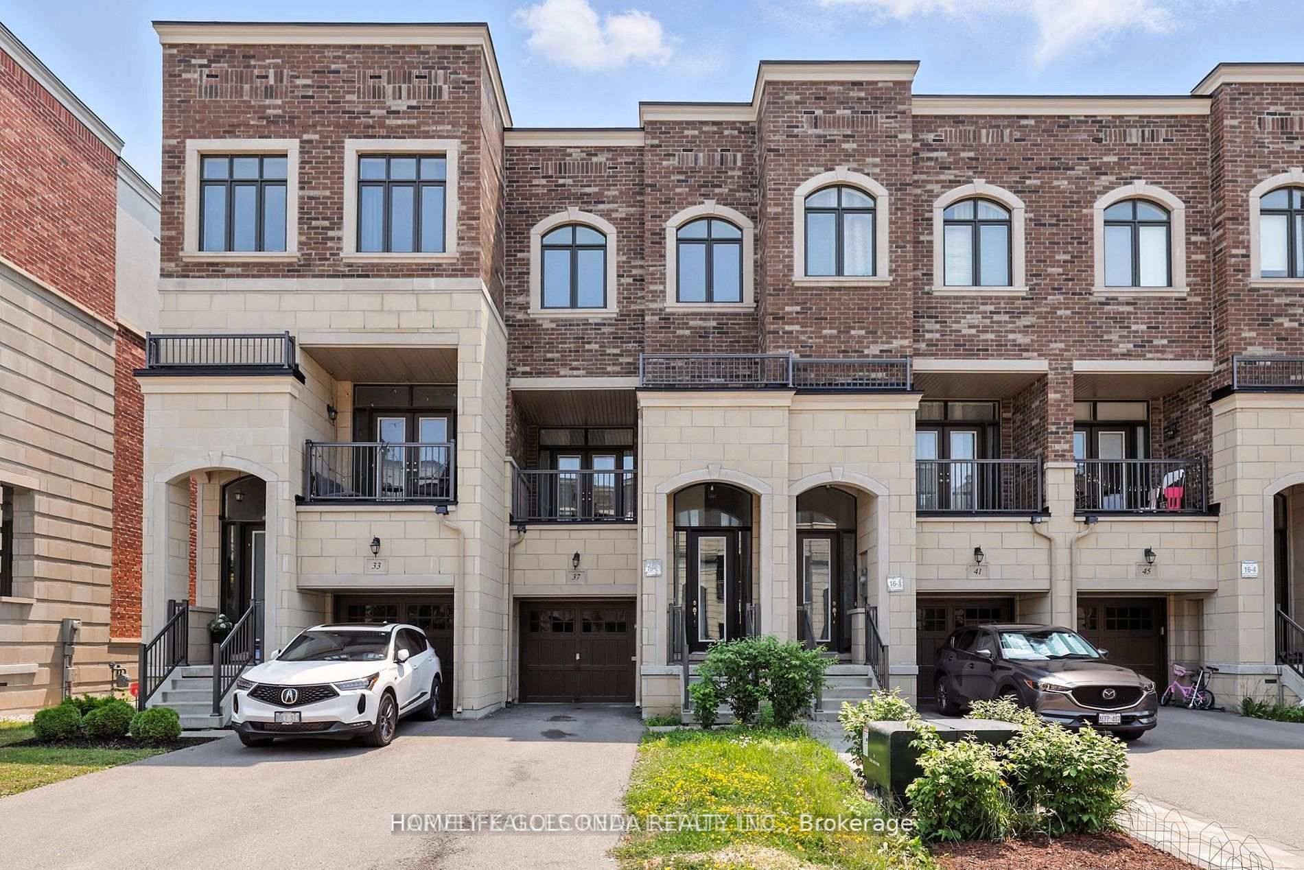 A Proper, Upgraded Townhouse In Upper Thornhill Patterson That Actually Makes Sense.