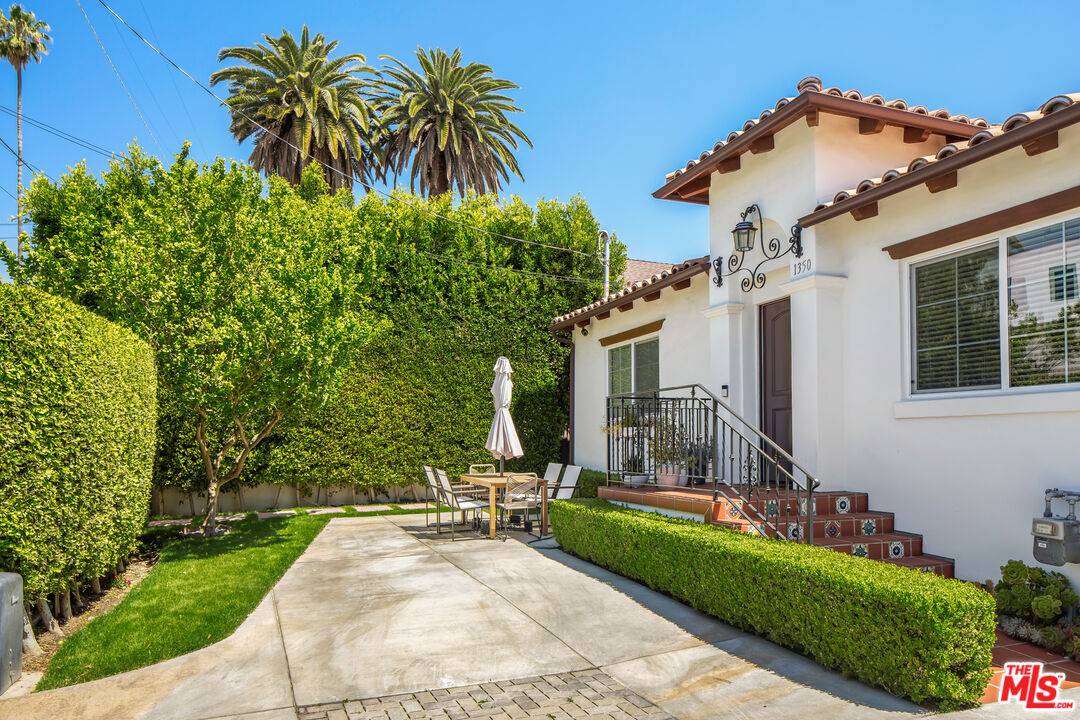 1350  N Stanley Ave 2BR Hollywood Hills East La
