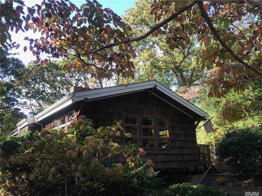 Artist's retreat on quiet country lane super close to the beach.