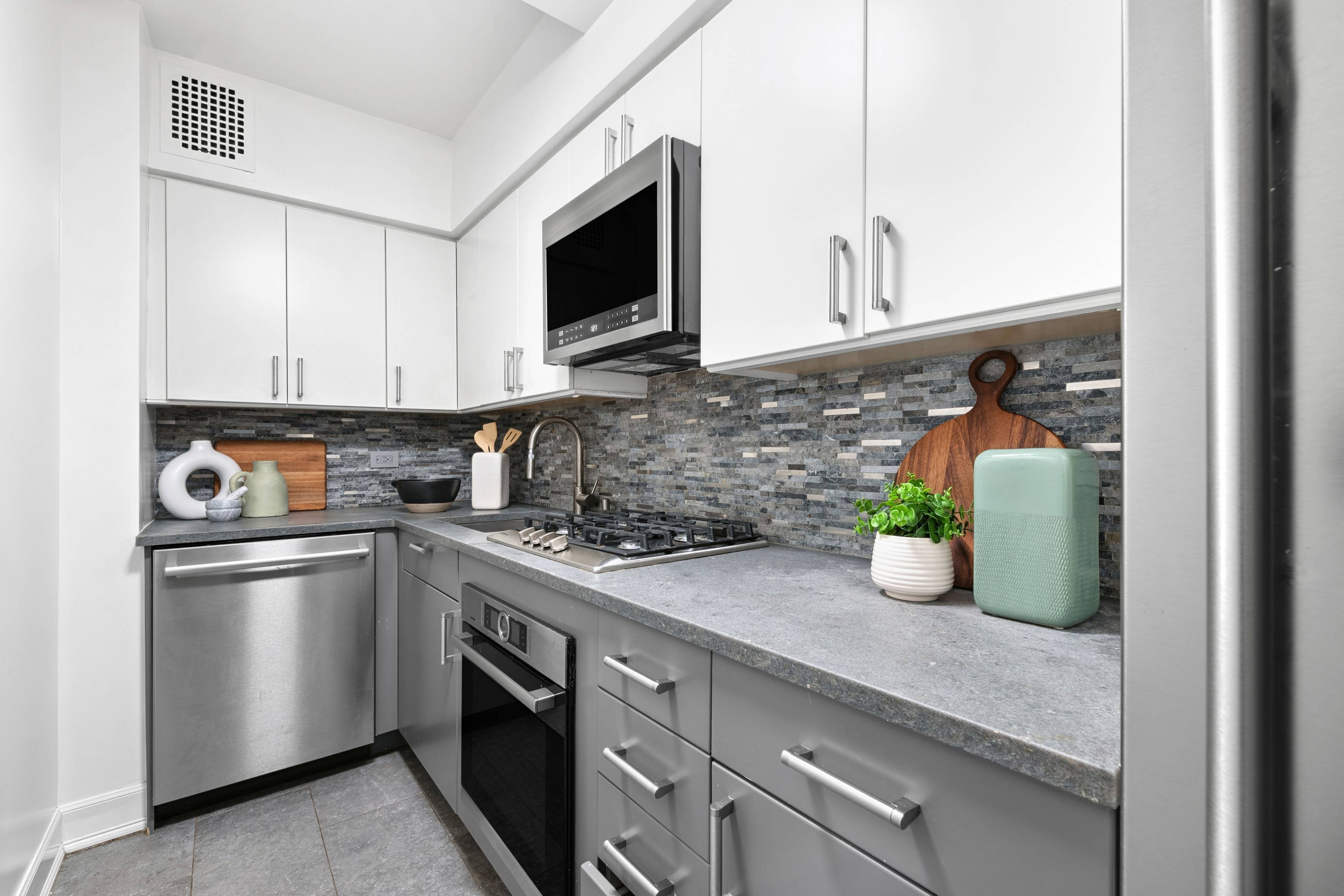 Discover this beautifully renovated one bedroom residence in a prime Upper East Side location.