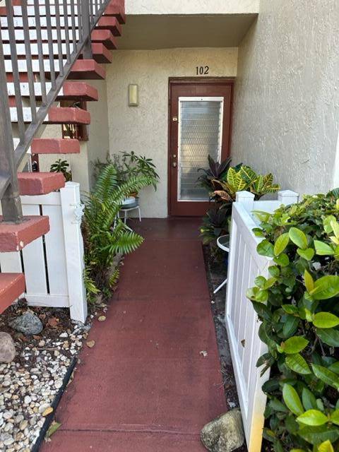 55 CONDO, INCLUDES CABLE HBO AND INTERNET, PEST CONTROL, WATER, EXCELLENT LOCATION, NEAR CLUBHOUSE, 2 POOLS, FITNESS ROOM, BILLIARDS, WALKING DISTANCE TO PUBLIX SHOPPING CENTER, MOVIES, DUNKIN DOUGHNUT, WALGREENS, NEW ...