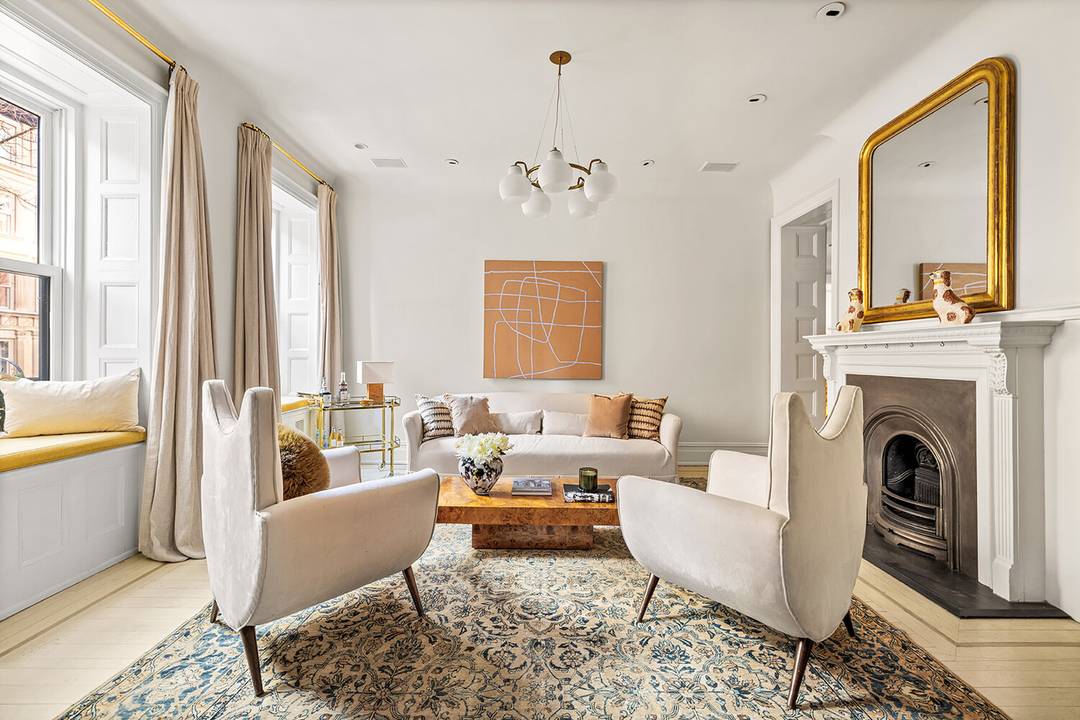 Impeccably renovated and thoughtfully reconfigured, this three bedroom, two bath prewar Carnegie Hill home blends classic New York elegance with the most coveted modern upgrades including an oversized spa inspired ...