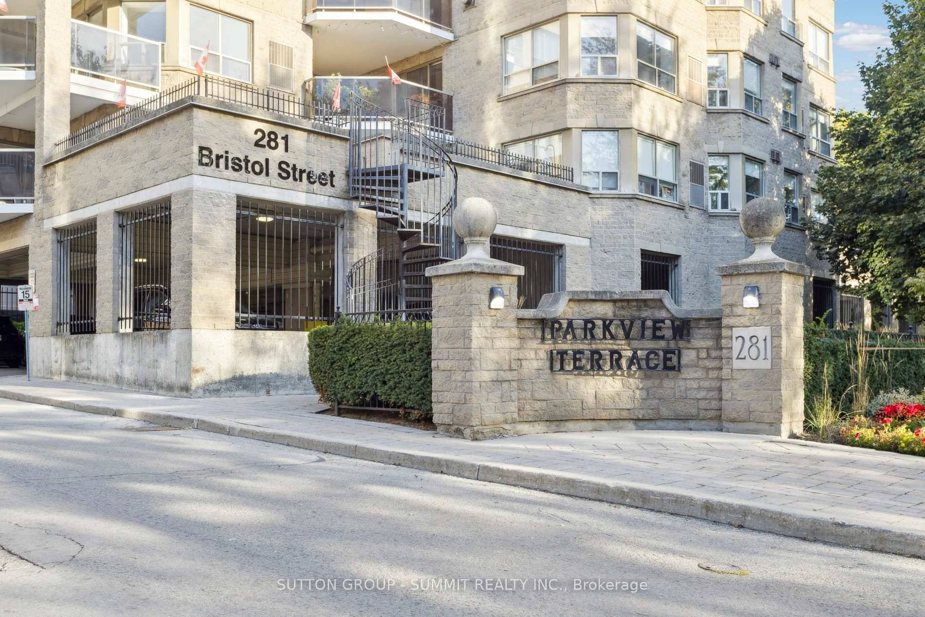 Welcome to this gorgeous renovated corner unit, 2 1 bedroom, 2 bathroom suite at the highly sought after Parkview Terrace.