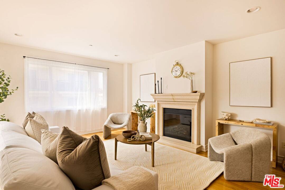 325   Arnaz Dr 2BR Beverly Grove La