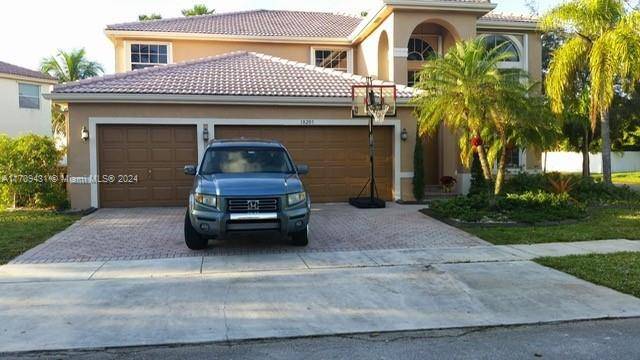 Beautiful Corner Lot Pool Home in Pelican Cay.