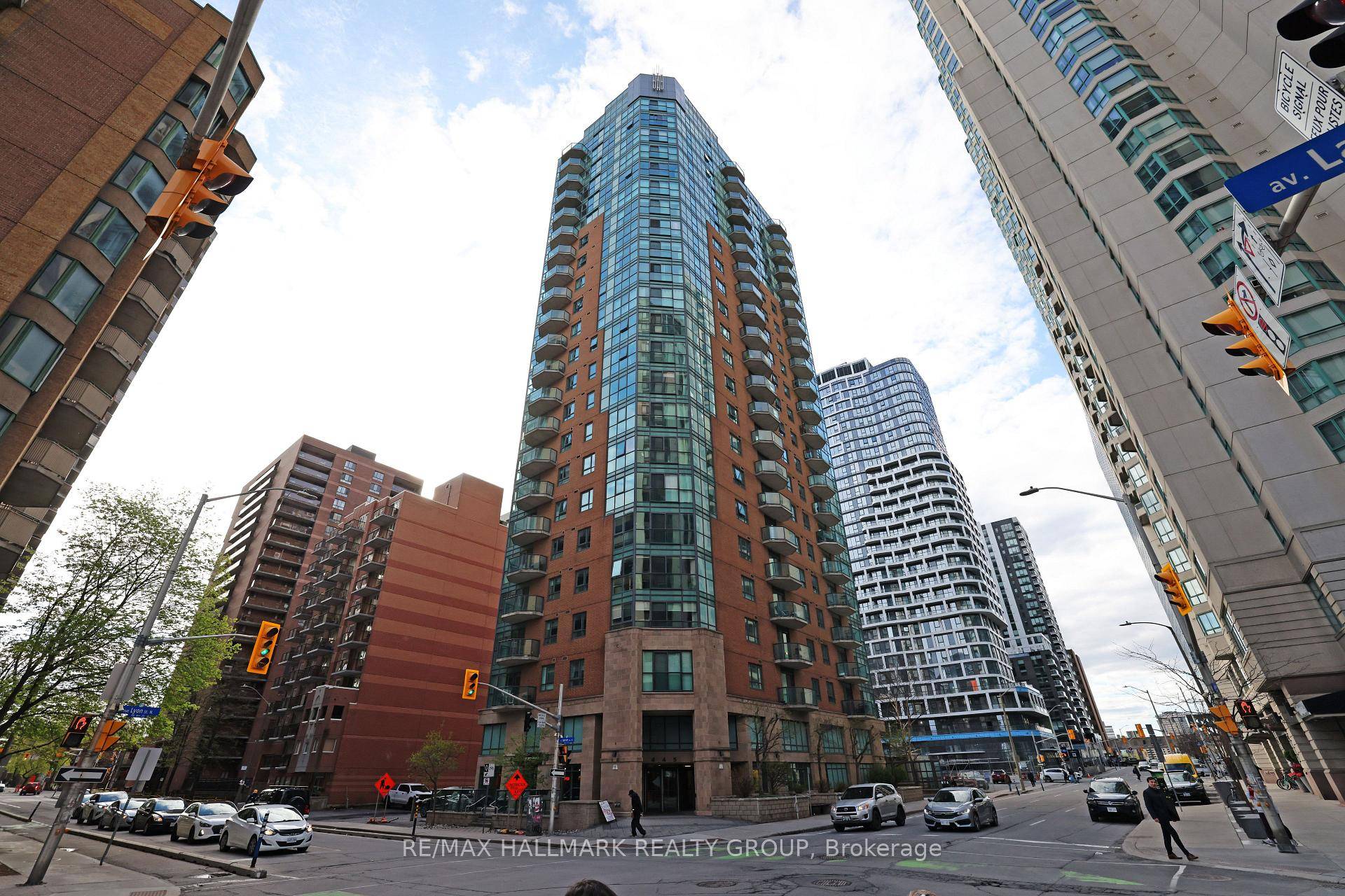 Luxury 1 Bedroom Apartment in the Heart of Ottawa Experience upscale city living in this beautifully appointed 1 bedroom apartment located in the vibrant heart of Ottawa.