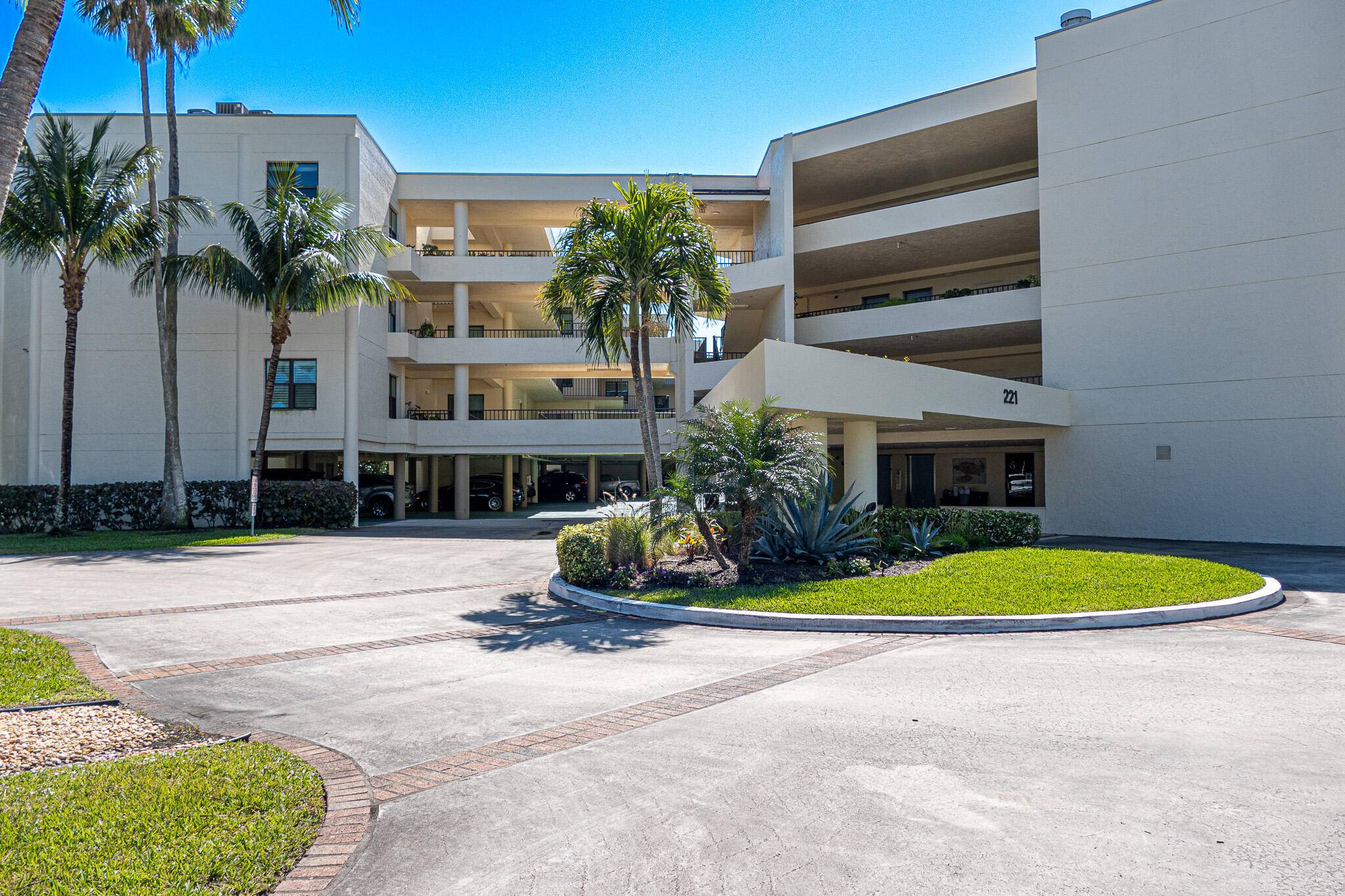 Welcome to Plantation Club Villas at IRP, where paradise meets convenience !