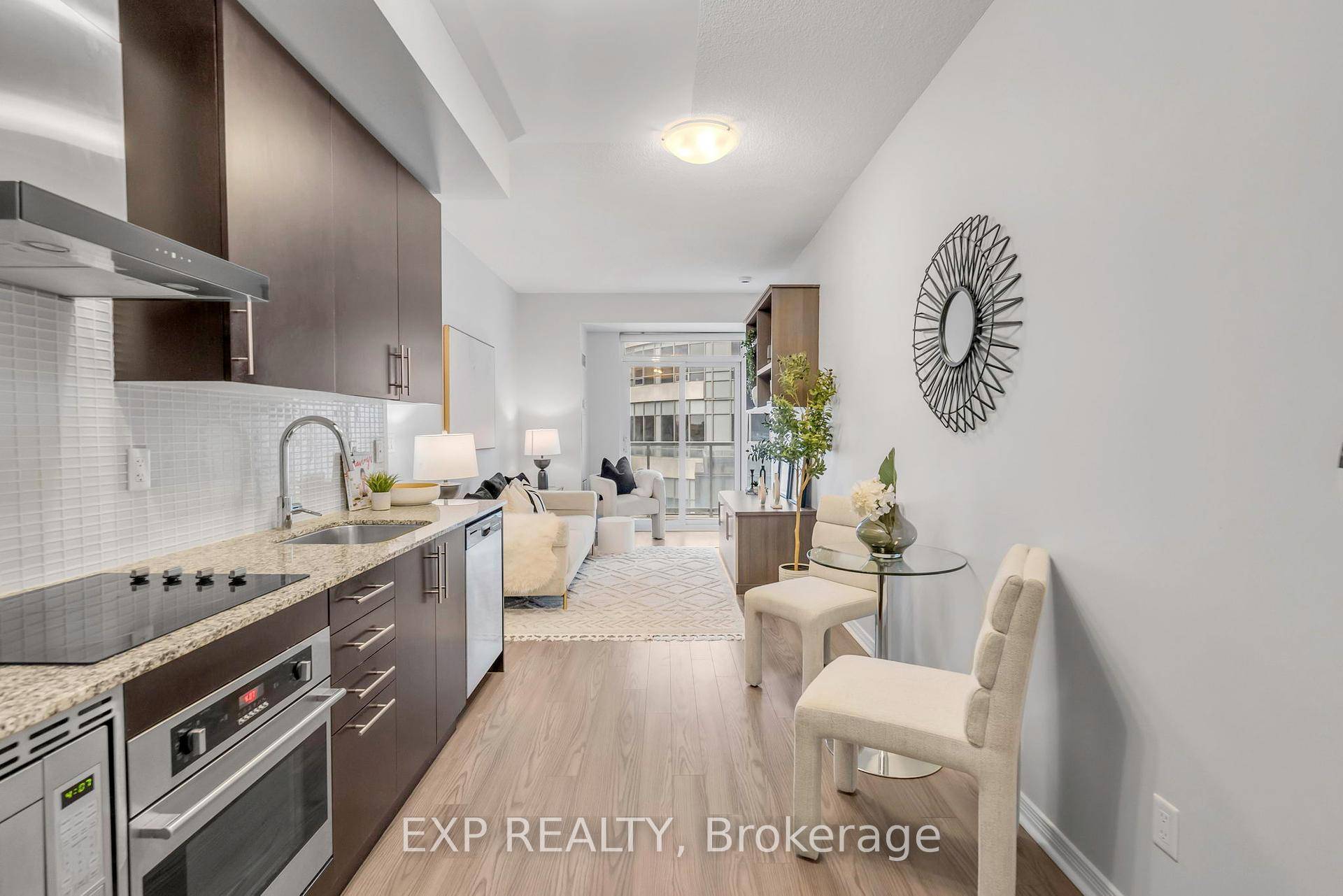 Modern Downtown Living in the Heart of Toronto !