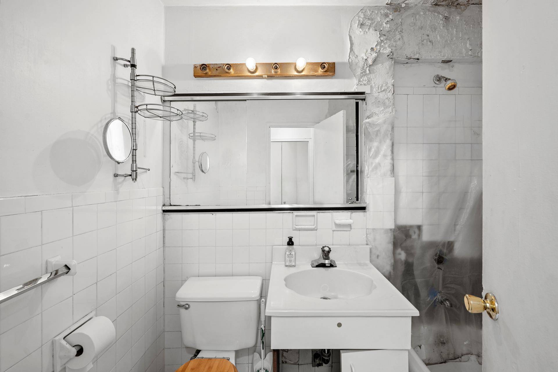 Design Your Dream Studio in the Heart of Downtown Manhattan A compelling opportunity in one of Union Square's most established full service buildings this north facing studio is ready for ...