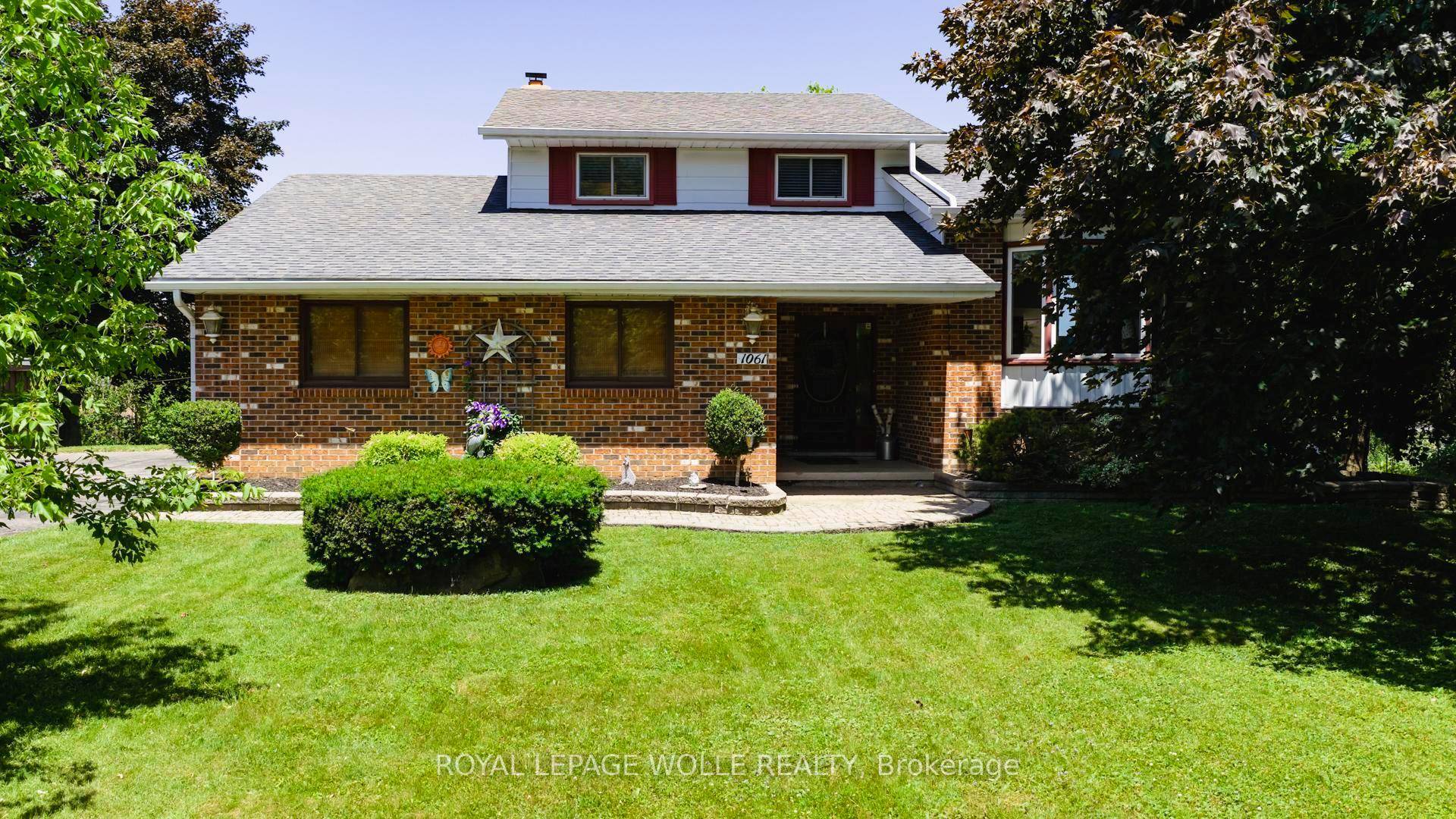 3 4 ACRE LOT WITH POOL Welcome to 1061 Henry St.