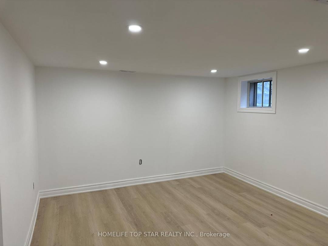 The Heart Of Richmond Hill Nestled In A Quiet amp ; Child Friendly Neighborhood !