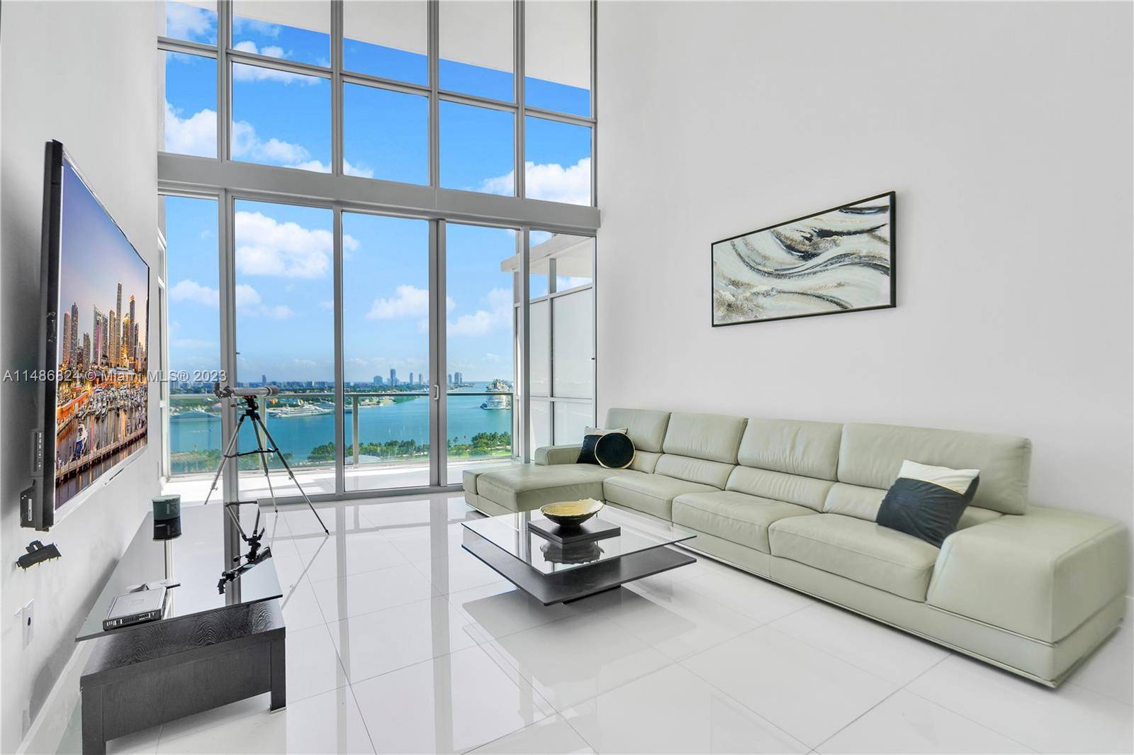 This stunning unit is located in the MARQUIS Residences in the prime of Miami s Downtown area.