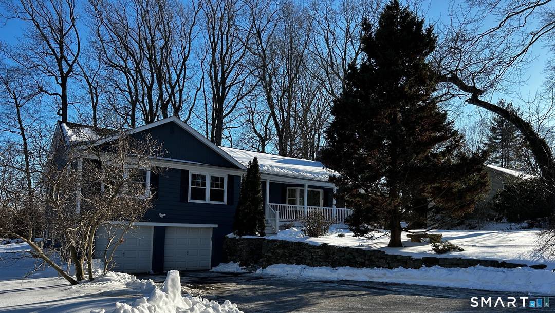 Walking distance to Lake Mohegan, and just 5 minutes from the golf course, library, tennis courts, and Blackrock shopping.