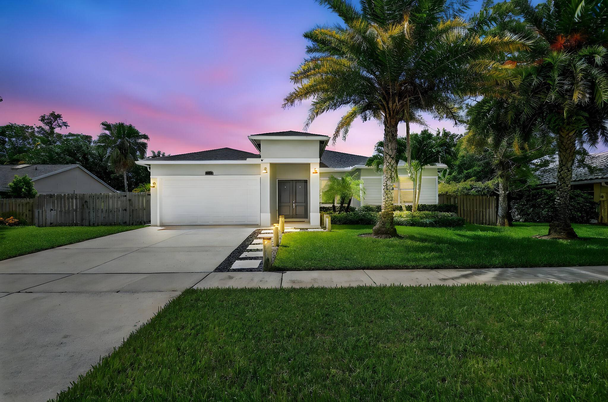4BR 2BA LUXURIOUS POOL HOME FOR SEASON RENTAL.