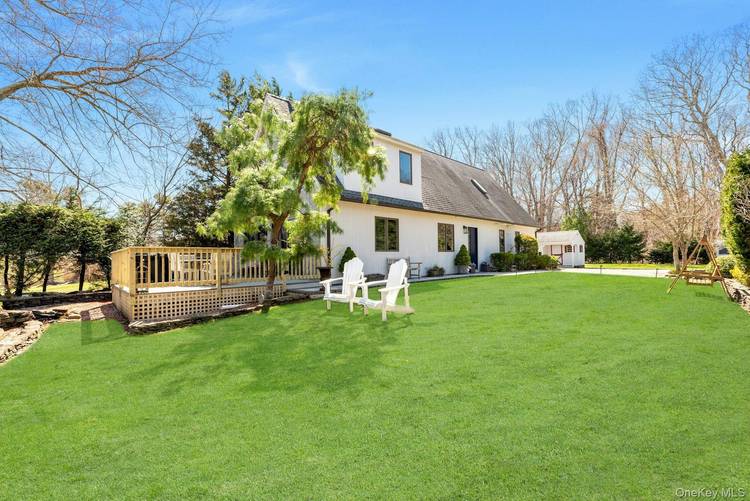 Discover your perfect getaway at this stunning 3 bedroom, 2 full bathroom rental, ideally situated near the pristine shores of Goldsmith's Inlet Beach on the North Fork.