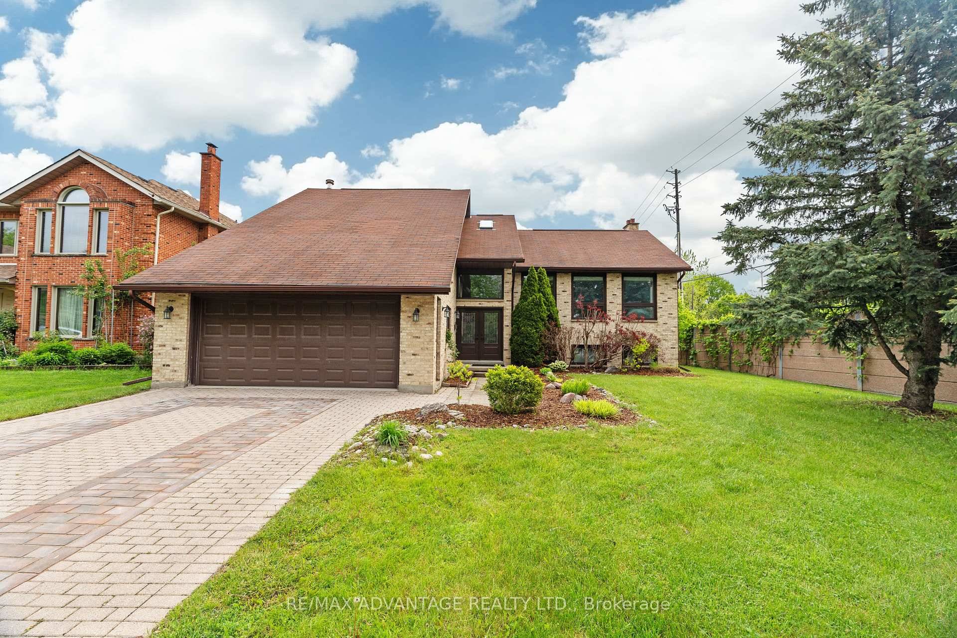 Contemporary home on 300 ft lot nestled in North London's Stoneybrook Heights !