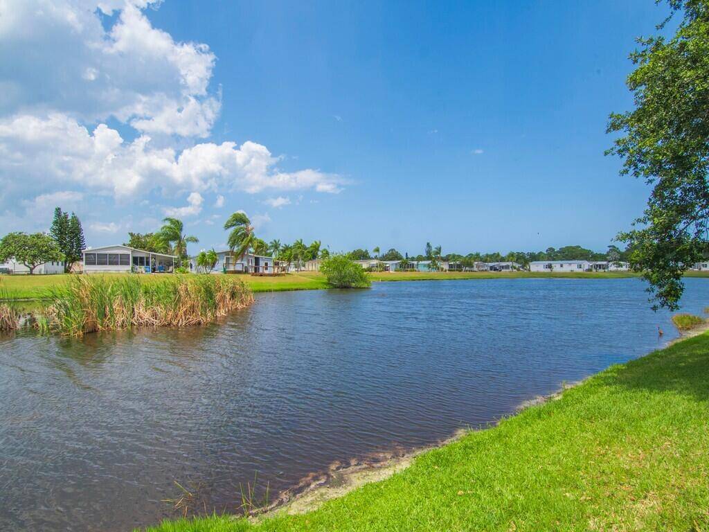 Beautiful 2 bedroom 2 bathroom Mobile home for sale.