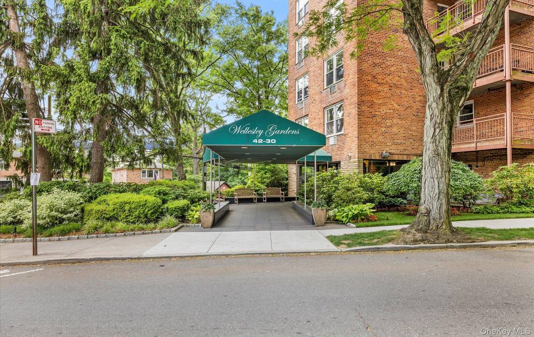A rare opportunity at Wellesley Gardens one of Douglaston's premier co ops known for its charm, convenience, and exceptional upkeep.
