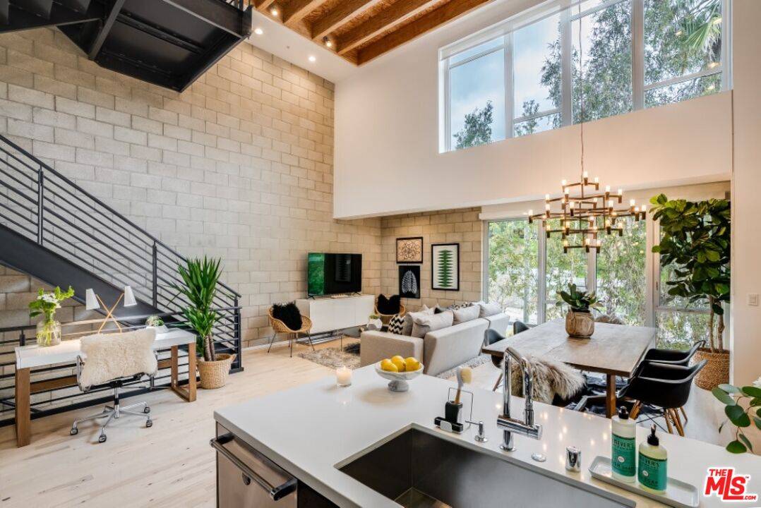 3450   Cahuenga Blvd 3BR Hollywood Hills East La