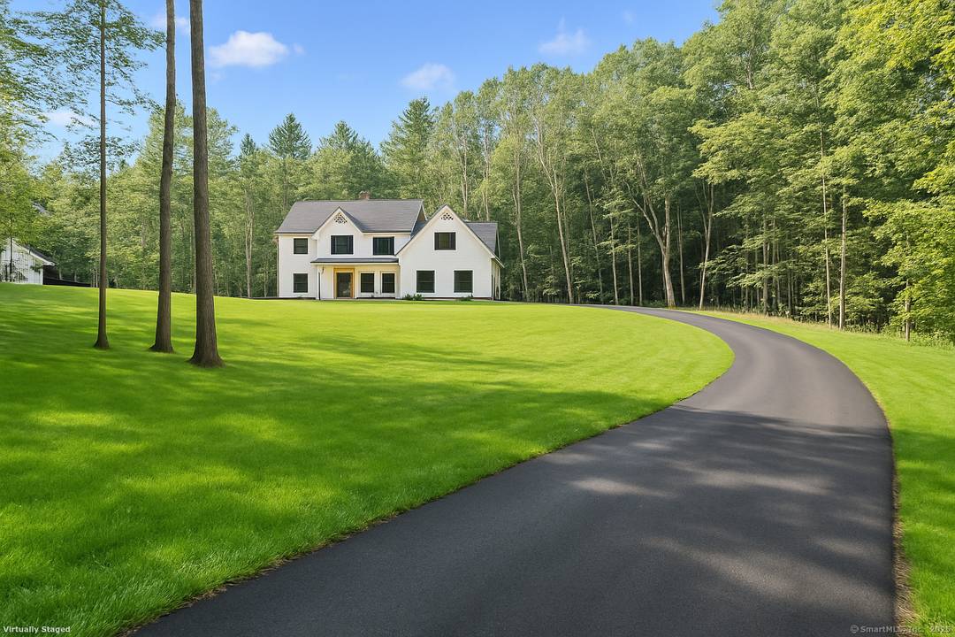 Luxury living in the Farmington Valley !