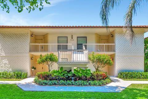 Newly Renovated Beach Block Condo in Boca RatonDesirable top floor corner unit located just a 2 minute walk to the beach.