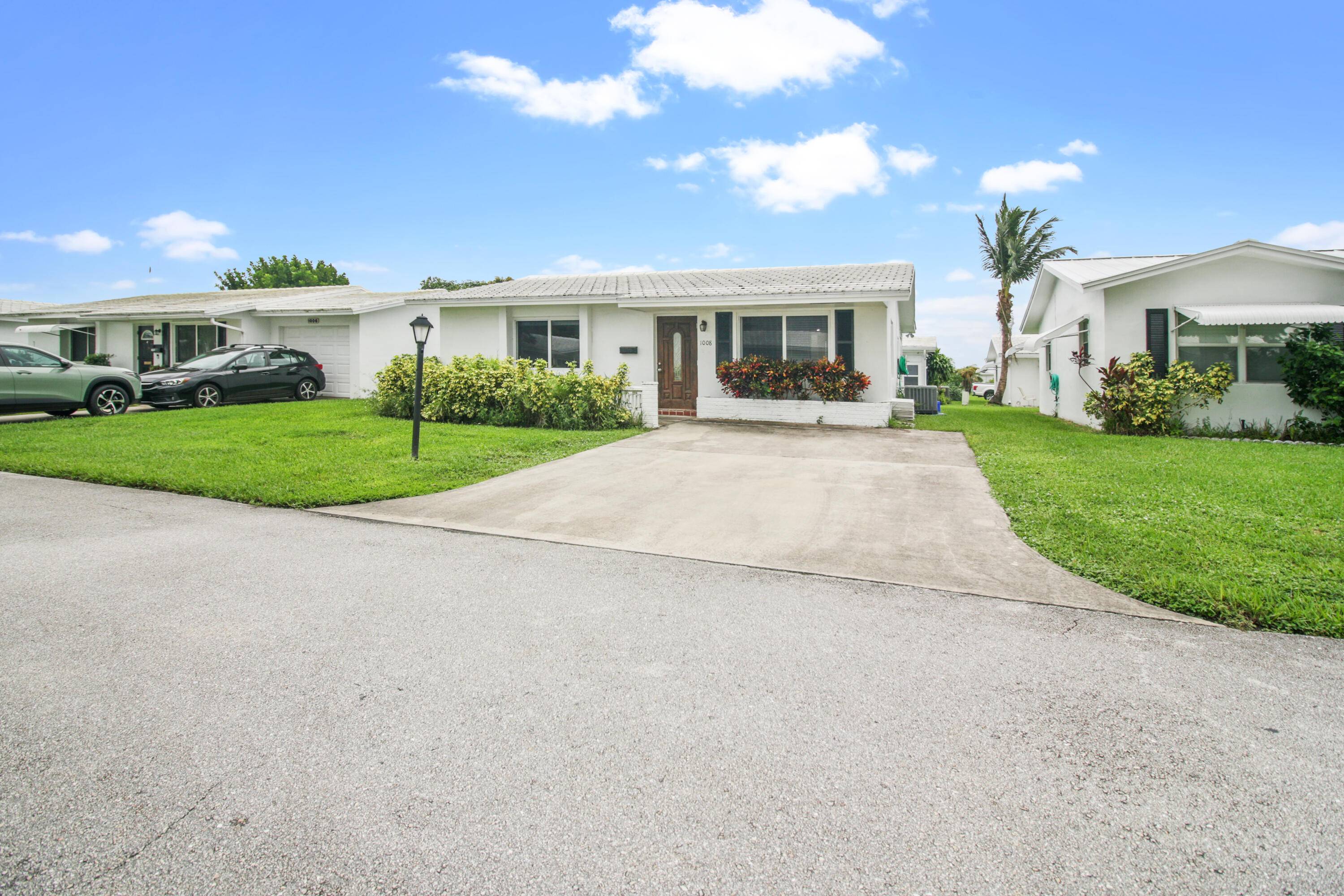 Welcome to this 2 bed, 2 bath home in the 55 Palm Beach Leisureville community.