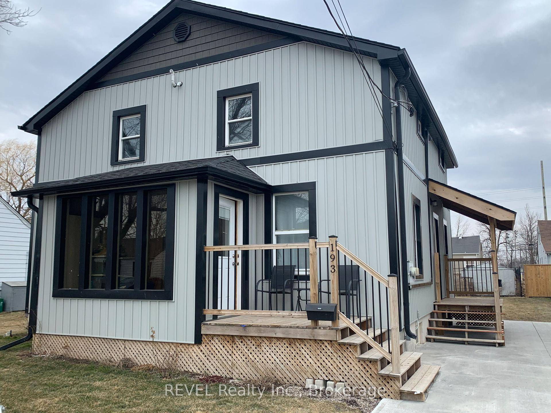 Fully Updated Duplex in Central Fort Erie, Great Investment Opportunity !