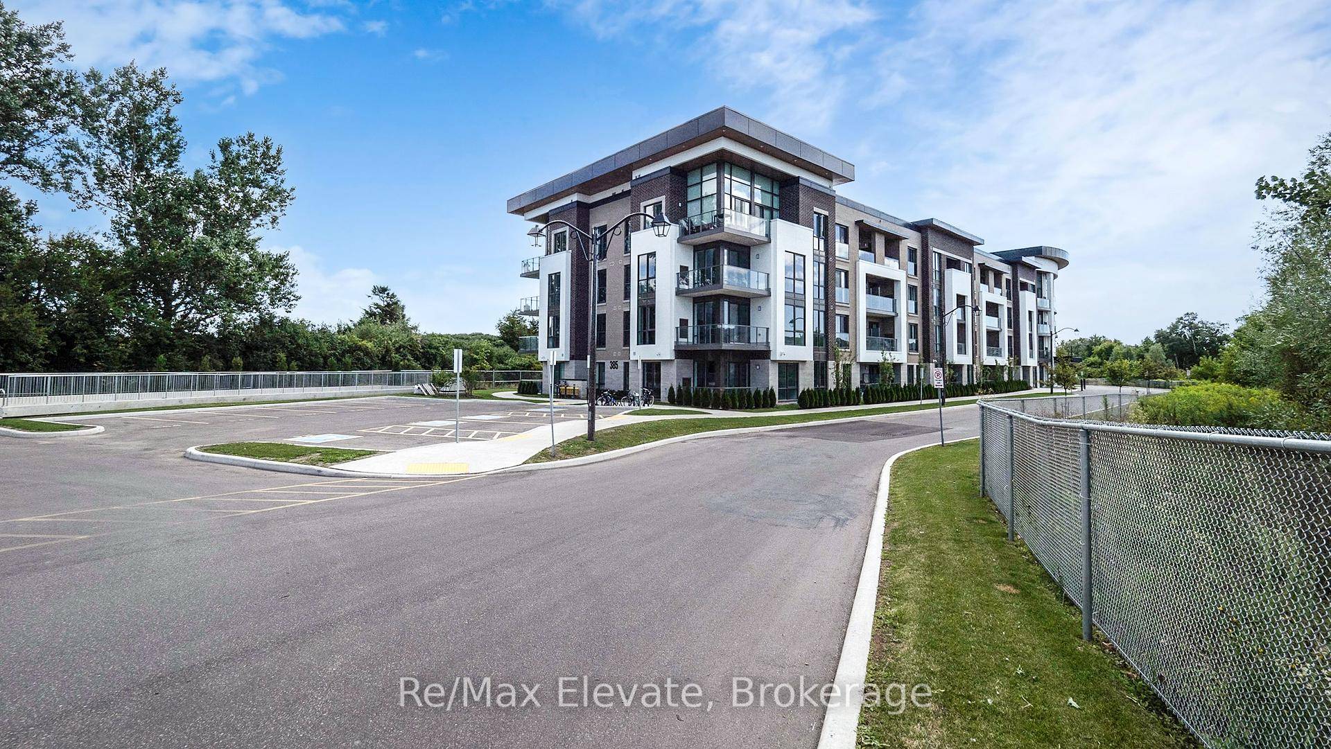 Welcome to this 2 bedroom, 2 bathroom condo in the Charring Cross neighborhood.