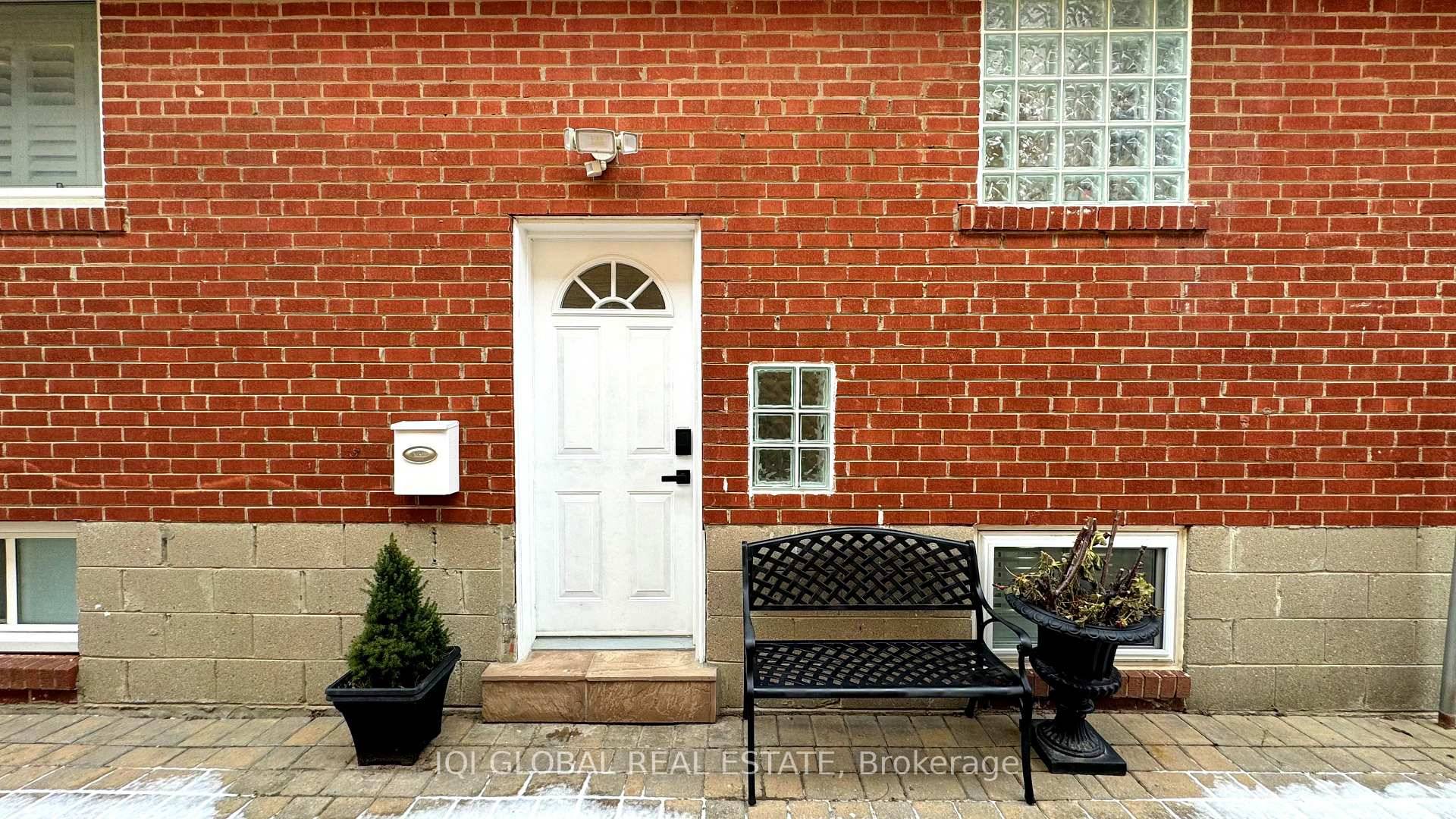 This spacious and well maintained basement apartment offers a fantastic rental opportunity in a safe and family friendly neighbourhood.