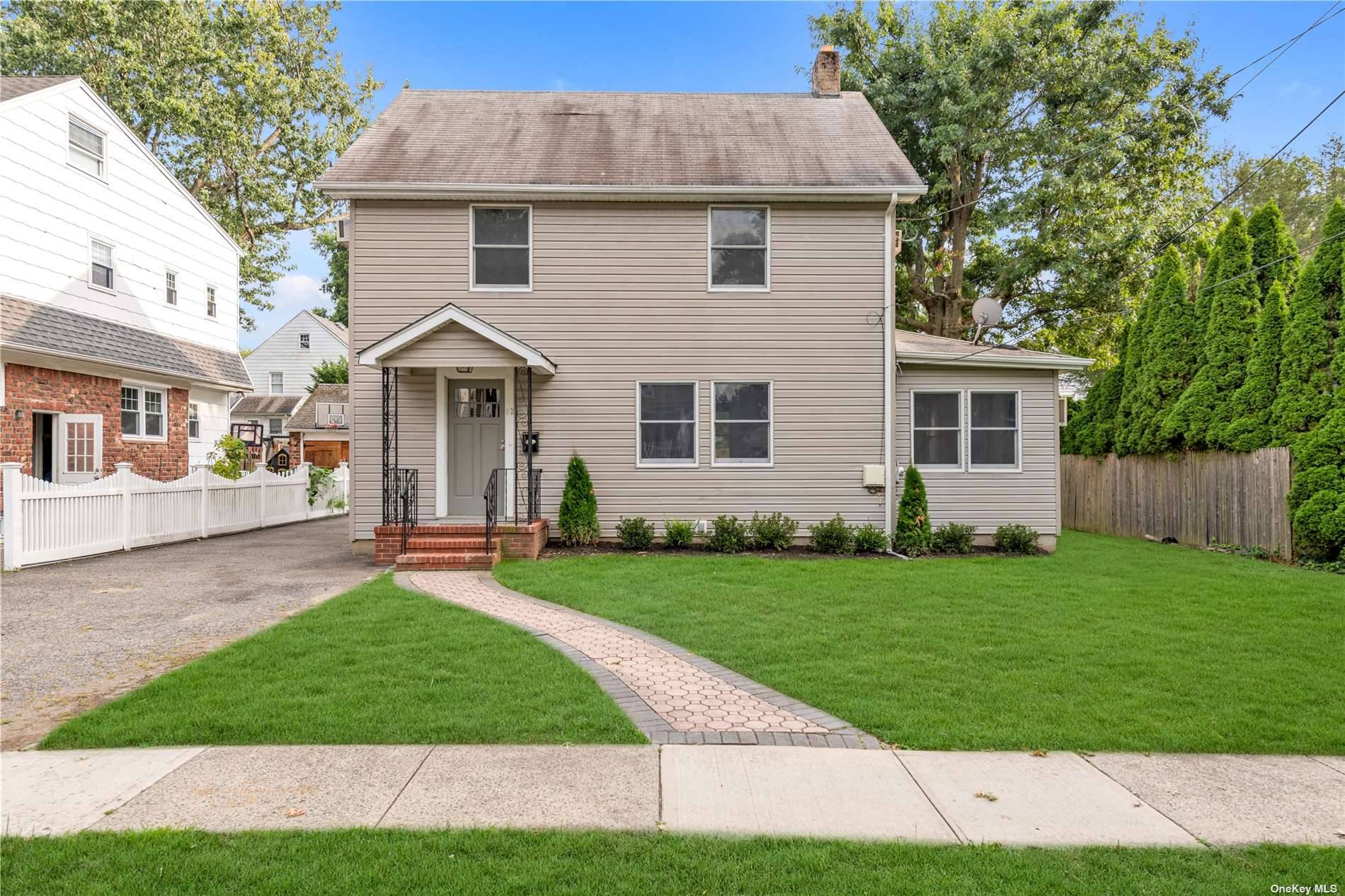 Beautiful 3 bedroom, 2 bath Colonial in the heart of Port Washington's Park Section.