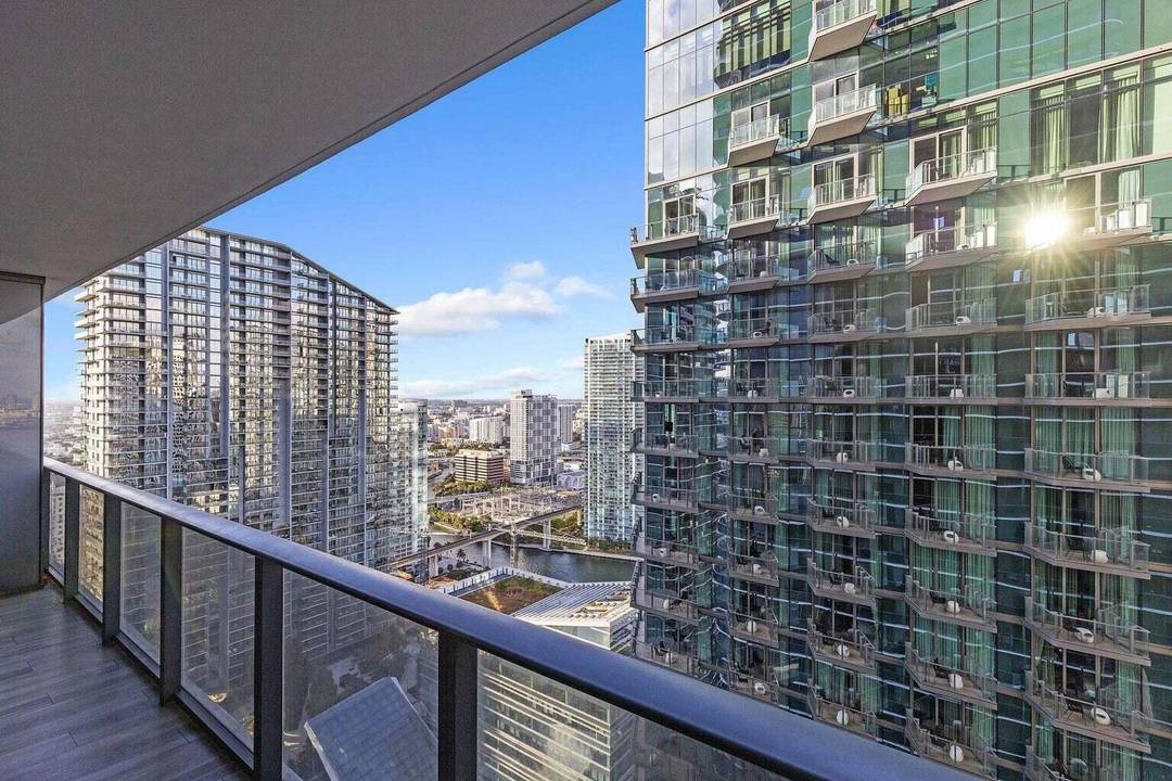 Welcome home to this spectacular 1 Bedroom Den, 2 Full Bathroom condo located in the HEART of Brickell !