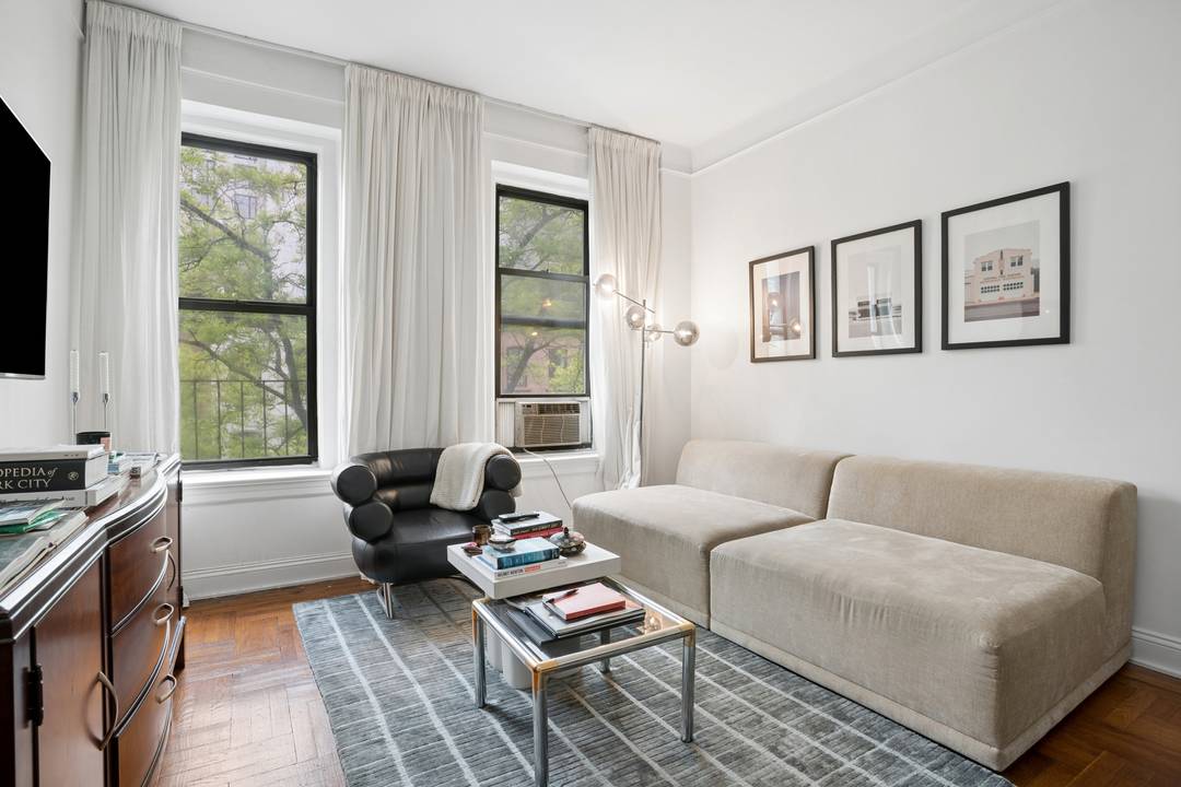 Welcome to apartment 4A at 317 East 18th Street located in Gramercy Park !