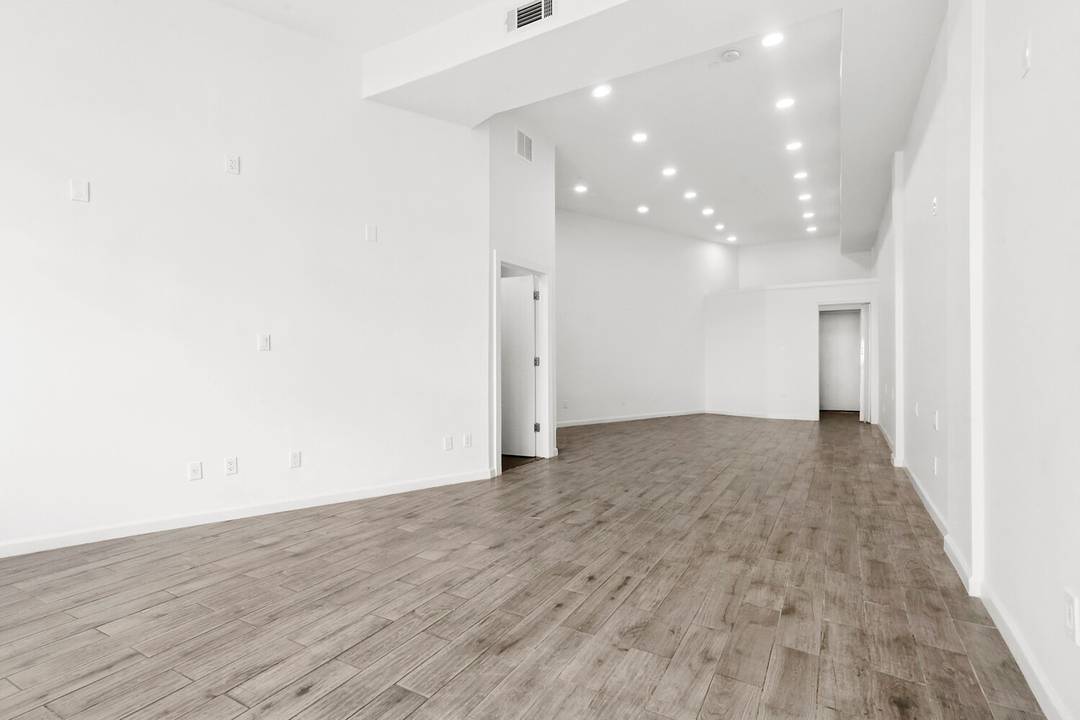 Prime Commercial Space for Lease 727 Washington Avenue, Brooklyn An outstanding opportunity awaits at 727 Washington Avenue, where a spacious retail storefront is now available on one of Prospect Heights' ...