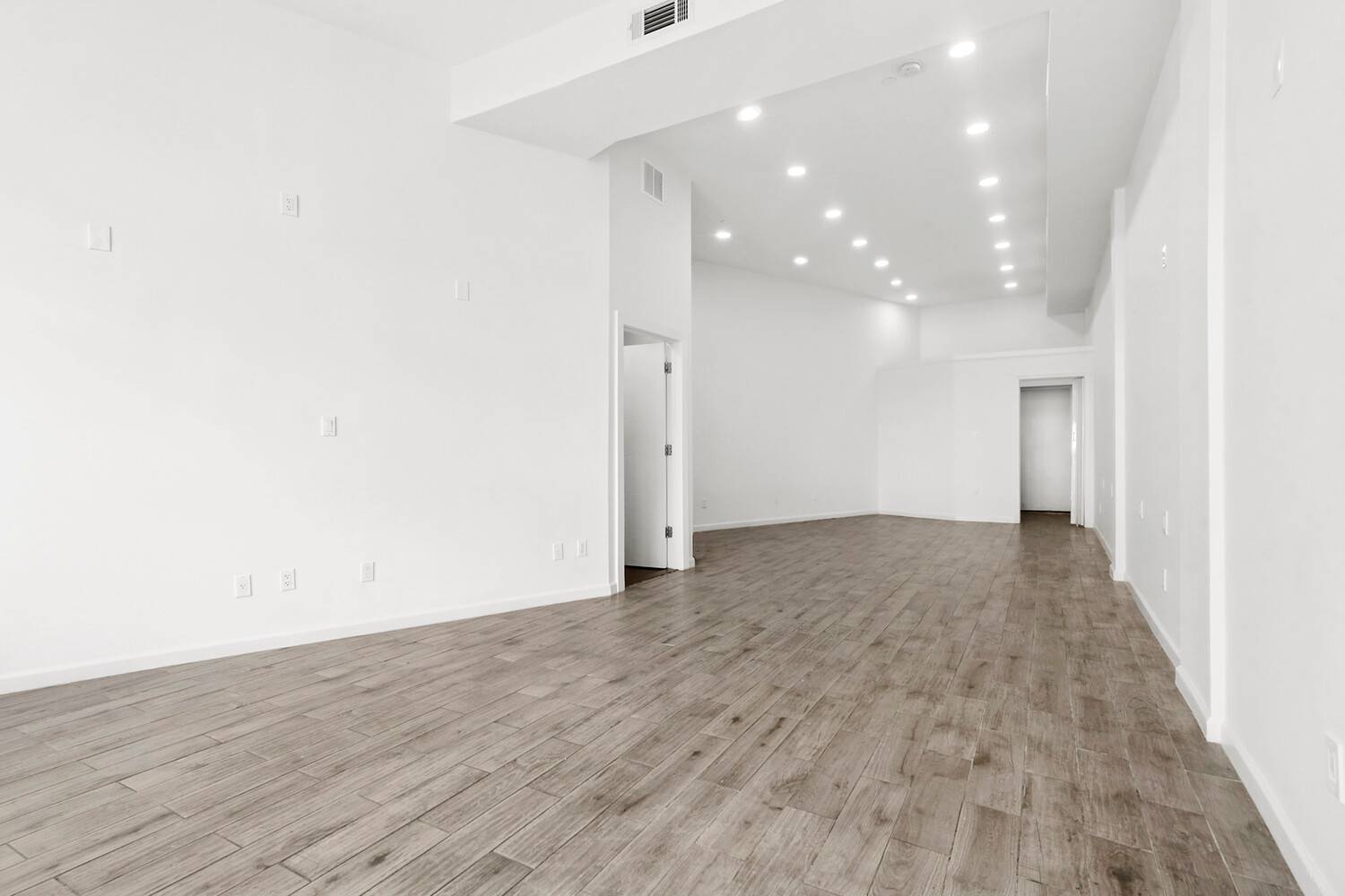 Prime Commercial Space for Lease 727 Washington Avenue, Brooklyn An outstanding opportunity awaits at 727 Washington Avenue, where a spacious retail storefront is now available on one of Prospect Heights' ...