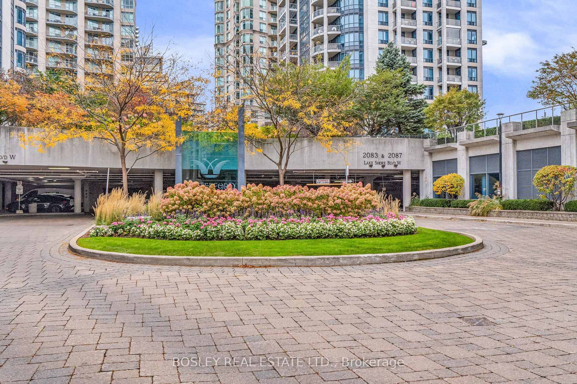 Bright, open, and steps from the water this 1 bedroom suite offers the best of lakeside living in one of Etobicoke's most vibrant neighbourhoods.