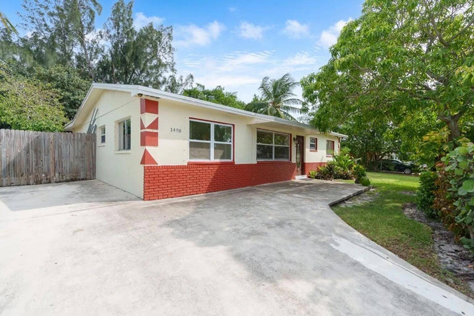 Welcome home ! This beautiful single family residence is perfectly located just 15 minutes from the beach, shopping, and great local restaurants.