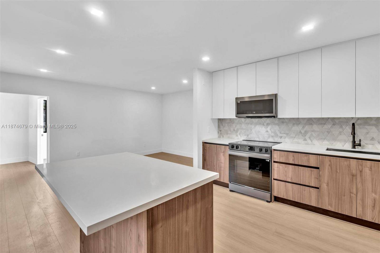 Beautifully renovated duplex in the heart of Ft.