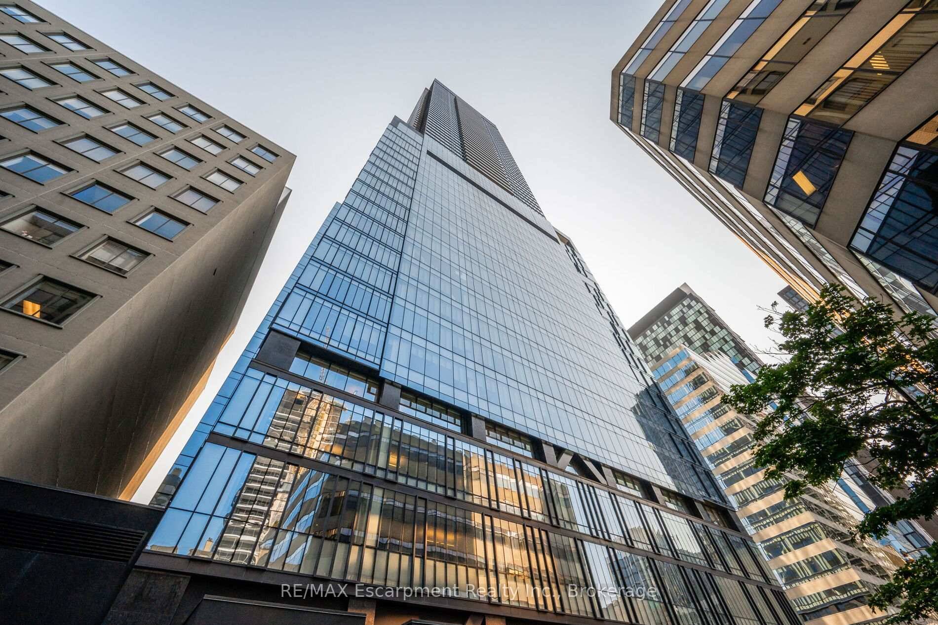 Prime University amp ; Dundas location in the award winning landmark residence, The Residences of 488 University Avenue by Amexon.