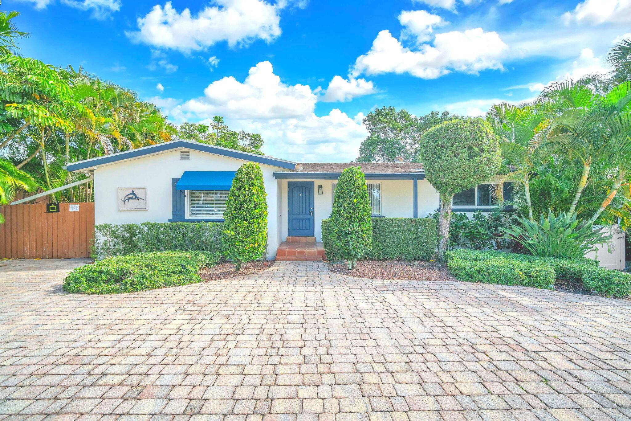 EXCEPTIONAL Triplex in Prime East Boca Raton Location short miles to the beach, Mizner Park, fine dining, shops, gyms, etc.